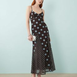 robes longues marron à pois foulard avec bleu bretelles fines et motifs imprimes bleu ciel sur tissu fluide portee par un mannequin