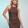 robes longues marron à pois chocolat tulle col montant sans manches sculptante sirène ourlet moulante froncée portée par un mannequin femme élégante