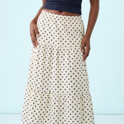 jupes à pois volants longue étagés et crème portée par un mannequin avec un haut bleu marine
