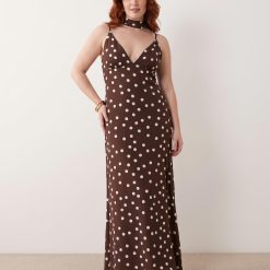 robes longues marron à pois chocolat blancs caraco foulard encolure petite portée par une femme rousse avec un foulard assorti au cou et des sandales ouvertes claires