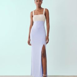 robes bustier à pois froncé longue cuisse haute fente tulle bleu portée par un mannequin avec un buste blanc tricoté et des talons à brides