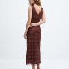 robes longues à pois rouge dentelle satin motif marron vue de dos portée par un mannequin avec un col v bordé de dentelle