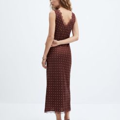 robes longues à pois rouge dentelle satin motif marron vue de dos portée par un mannequin avec un col v bordé de dentelle