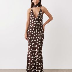 robes longues marron à pois foulard satinée col bénitier portée par une femme sur fond neutre