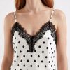 robes asymétriques à pois dentelle satin avec détail courte en blanc camisole femme blanche à pois noirs dentelle noire décolleté plongeant satiné