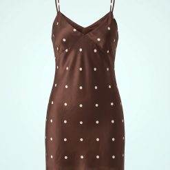 robes longues marron à pois chocolat nouée en dos satin à fines bretelles et décolleté en v