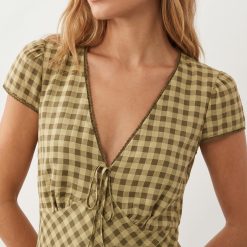 robes évasées à pois verts dentelle col v mancherons bordés courte avec motif vichy vert olive et noeud sur le devant