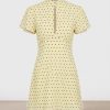 robes longues marron à pois beurre mancherons détail noué courte robe courte couleur jaune beurre a petits pois marrons avec col montant et decoupe goutte sur la poitrine