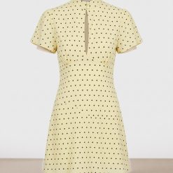 robes longues marron à pois beurre mancherons détail noué courte robe courte couleur jaune beurre a petits pois marrons avec col montant et decoupe goutte sur la poitrine