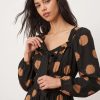 robes longues marron à pois bardot encolure avec nœud longueur mollet une jeune femme posant élégamment avec une robe élégante manches longues bouffantes