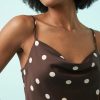 robes longues marron à pois bénitier satinée col grain de café portée par une femme aux cheveux bouclés avec de fines bretelles