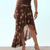 jupes à pois portefeuille asymétrique femme marron fluide nouée à la taille avec motif imprimé pois dorés et ourlet volanté plus long sur un côté