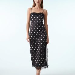robes longues noires à pois en dentelle bords satin bretelles fines fente laterale style nuisette