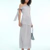 robes mousseline à pois dénudées épaules longue gris asymétrique nouée au bras portée avec des talons argentés