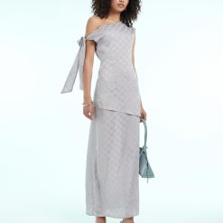 robes mousseline à pois dénudées épaules longue gris asymétrique nouée au bras portée avec des talons argentés