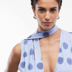 robes à pois vintages courte détail foulard jersey avec en bleu portée par une femme avec encolure en v sans manches
