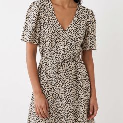 robes longues noires à pois coquillage taille nouée courte beige imprimé taches noires col v manches courtes boutons
