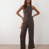combinaisons à pois lin ceinturée en mélangé marron sans manches coupe large portée par une femme