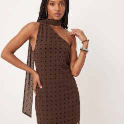 robes longues marron à pois courte avec foulard floqués asymétrique une épaule pour femme