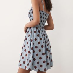 robes longues marron à pois froncé avec corsage portée par une femme avec des sandales sur fond blanc