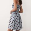 robes longues marron à pois froncé avec corsage portée par une femme avec des sandales sur fond blanc