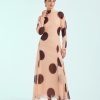 robes longues marron à pois taille montant avec col asymétrique couleur beige fluide manches longues pour femme