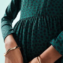 robes à pois marine manches longues tachetés mi-longue vert forêt portée avec des bracelets dorés et froncée sous la poitrine
