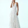 robes longues marron à pois multicolore dos nu tulle volants portee par un mannequin avec encolure halter et boutons sur la taille