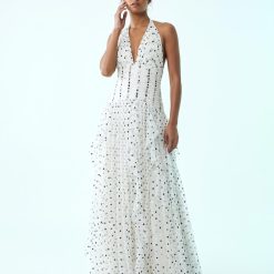 robes longues marron à pois multicolore dos nu tulle volants portee par un mannequin avec encolure halter et boutons sur la taille