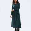 robes à pois marine manches longues tachetés mi-longue vert forêt avec motifs noirs et bracelets dorés aux poignets