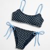 brassières à pois marron avec haut bikini façon deux pièces bleu marine imprimé pois blancs et bretelles bleu clair