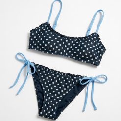 brassières à pois marron avec haut bikini façon deux pièces bleu marine imprimé pois blancs et bretelles bleu clair