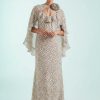 robes longues marron à pois crème et fines col cape fleur bretelles v détail élégante robe de soirée avec cape intégrée et fleur tissu sur le col portee par un mannequin