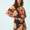robes à pois jaune longue dénudées épaules plissée tilly multicolore motifs abstraits élégante et moderne trouve son public