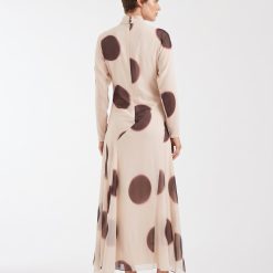robes longues marron à pois taille montant avec col asymétrique vue de dos portée par un mannequin avec des mules à talons