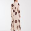 robes longues marron à pois taille montant avec col asymétrique vue de dos portée par un mannequin avec des mules à talons