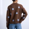 gilets à pois maille brossée en gilet marron vu de dos porté par un mannequin avec un jean bleuet