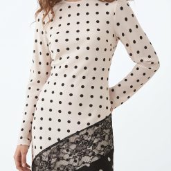 robes longues noires à pois monochrome dentelle avec bordures en satin portée par un mannequin avec un col rond et des manches longues