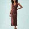 robes longues à pois rouge dentelle satin motif marron modèle féminin afro-américain posant en robe longue marron à pois rouges et dentelle élégante
