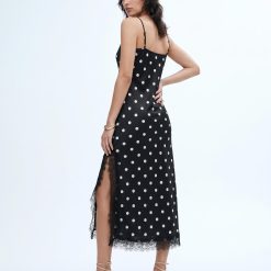 robes longues noires à pois en dentelle bords satin a bretelles fines avec fente sur le cote