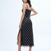 robes longues noires à pois en dentelle bords satin a bretelles fines avec fente sur le cote