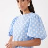 robes à pois jaune bleu clair avec manches bouffantes basse taille portee par une femme aux cheveux bruns et des boucles dorees
