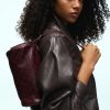 sacs à main à pois polochon bordeaux avec des anses en cuir noir pour femme