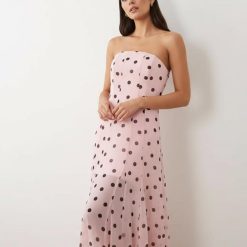 robes mousseline à pois en longue bandeau rose saxton une élégante robe longue sans bretelles avec motifs à pois noirs sur fond rose pastel