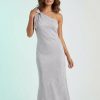 robes mousseline à pois dénudées épaules longue gris élégante avec un nœud sur une épaule et une coupe fluide