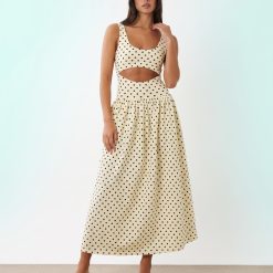 robes jaunes à pois découpes et détails longueur mollet robe sans manches couleur beige a pois marrons avec decoupe a la taille