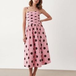 robes longues marron à pois roses plissé coton buste felicity une robe plissée élégante avec des pois marron sur un tissu rose doux et clair