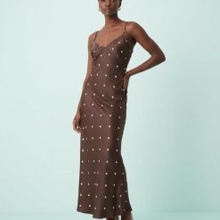 robes longues marron à pois chocolat nouée en dos satin une élégante robe longue marron à pois blancs satinée pour femme