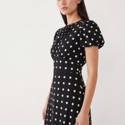 robes longues noires à pois bouffantes manches coupée biais avec des motifs de pois blancs col rond et taille marquée