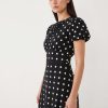 robes longues noires à pois bouffantes manches coupée biais avec des motifs de pois blancs col rond et taille marquée